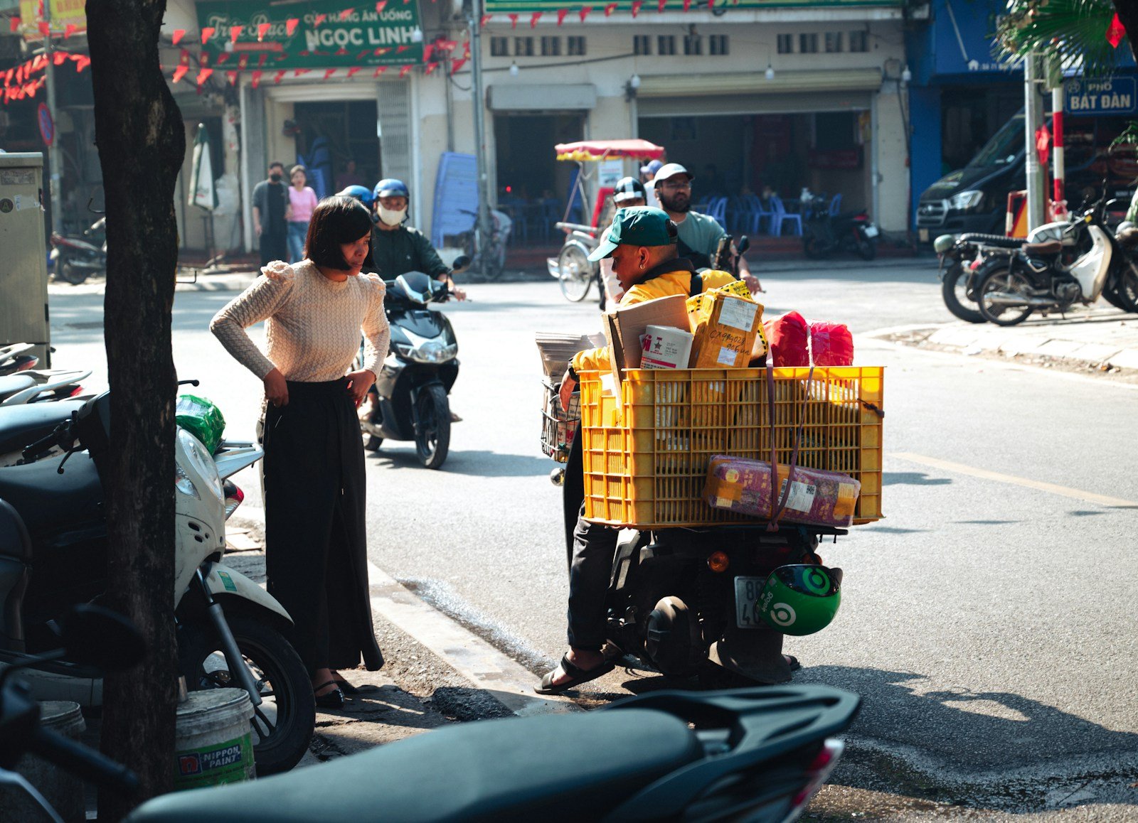 Courier carrying packages during an urban delivery journey
